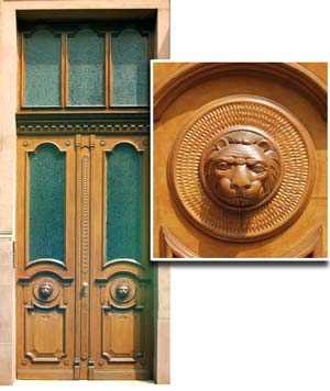 Haustür mit aufwendigen Details (z.B. Löwenkopf) auf beiden Flügeln